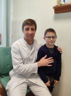 Успешное хирургическое лечение рецидива врожденной кривошеи у ребенка 8 лет
